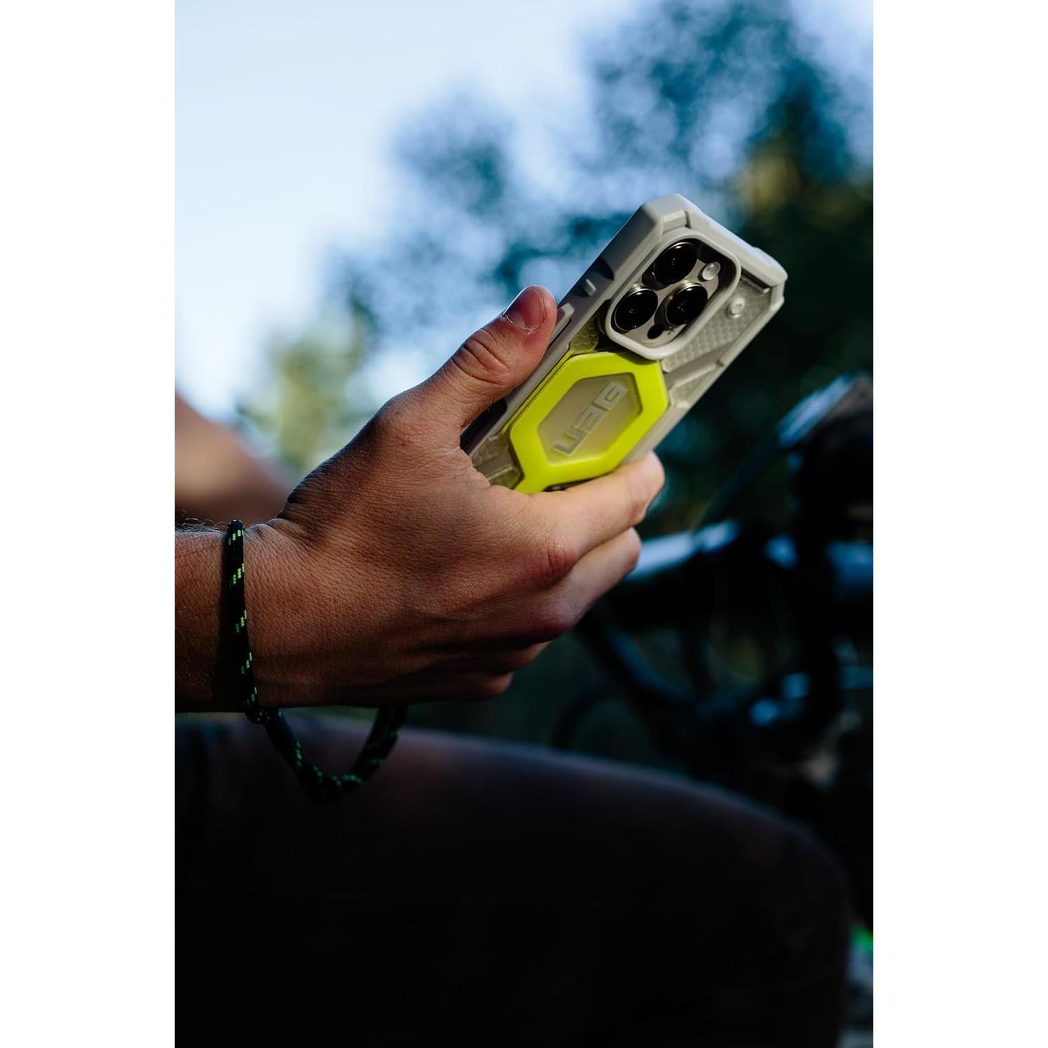 Funda URBAN ARMOR GEAR iPhone 16 Pro Max 6.9" Transparente