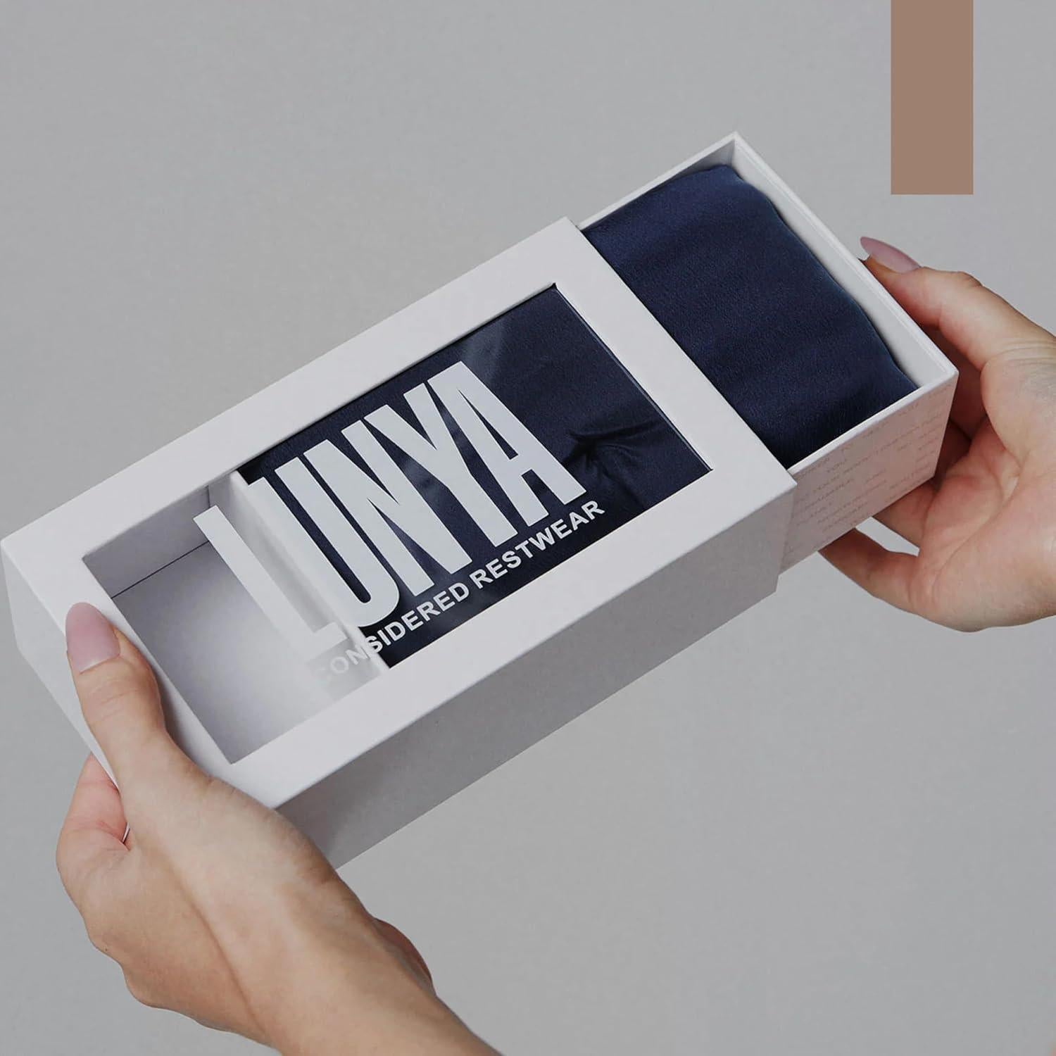 Máscara de Sueño Lunya de Seda Lavable - Azul Profundo - Grande