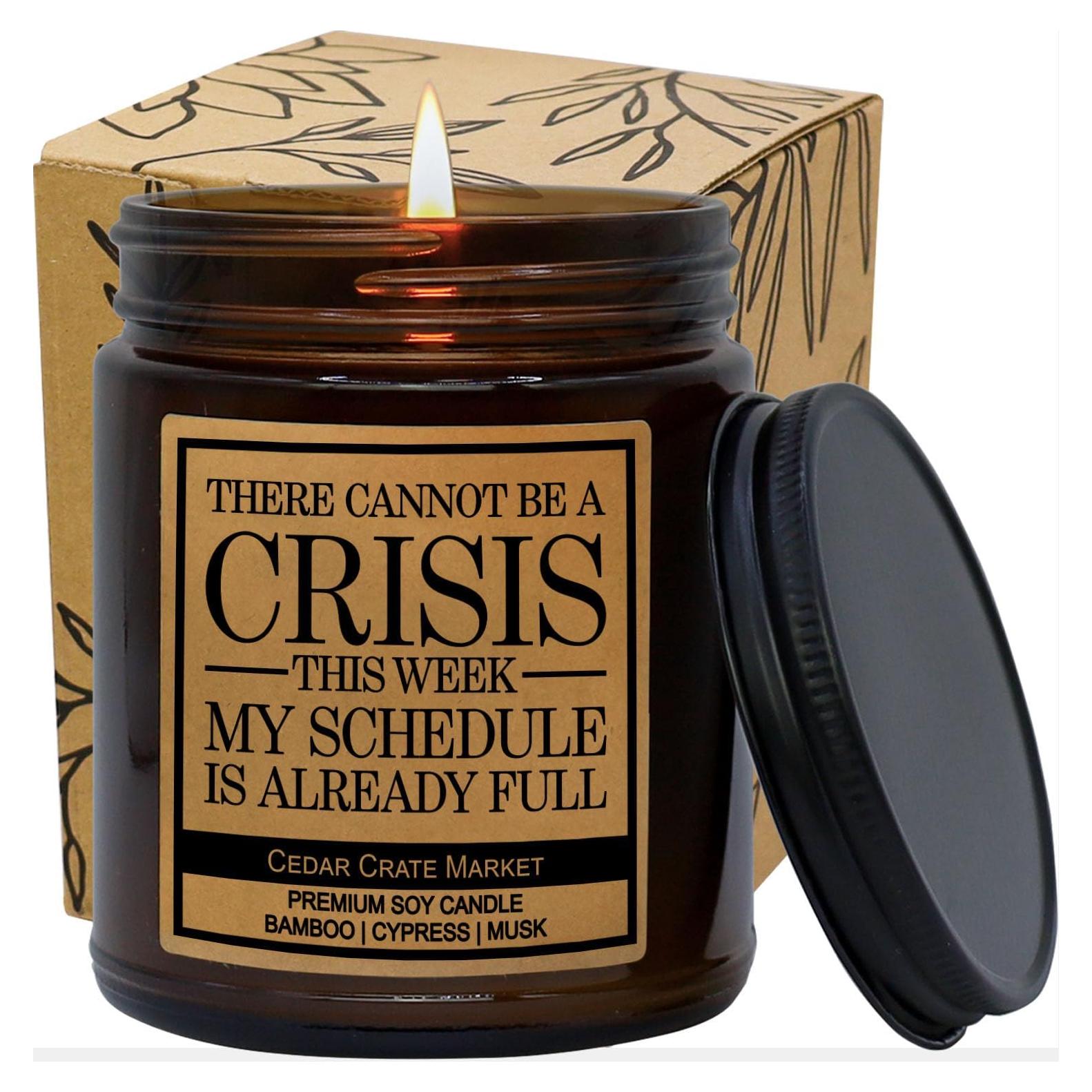 Vela Aromática de Soja 255g Cedar Crate Market - Regalo Divertido