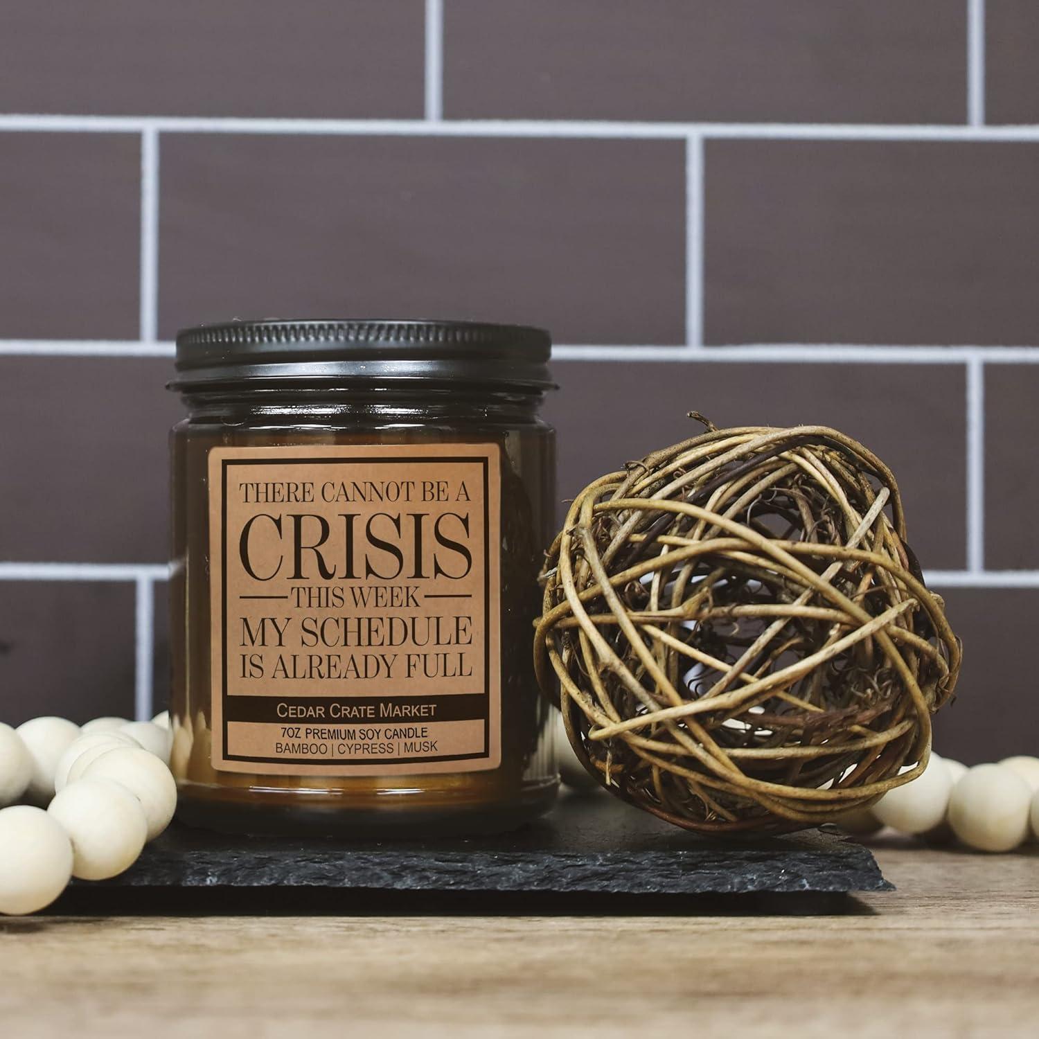 Vela Aromática de Soja 255g Cedar Crate Market - Regalo Divertido