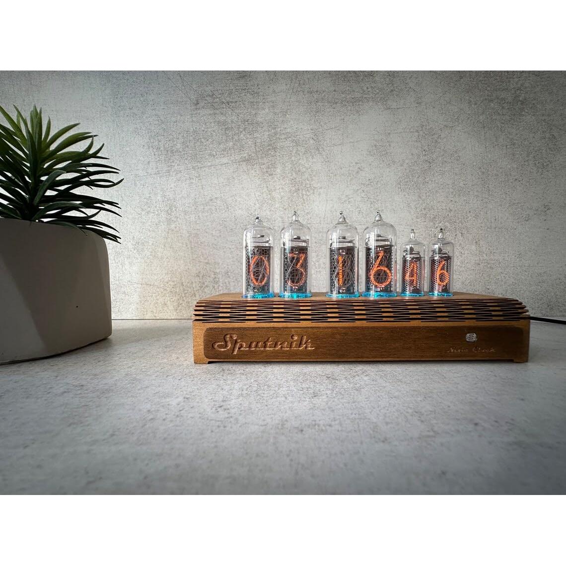 Reloj de escritorio Nixie IN-14 e IN-16 madera hecho a mano