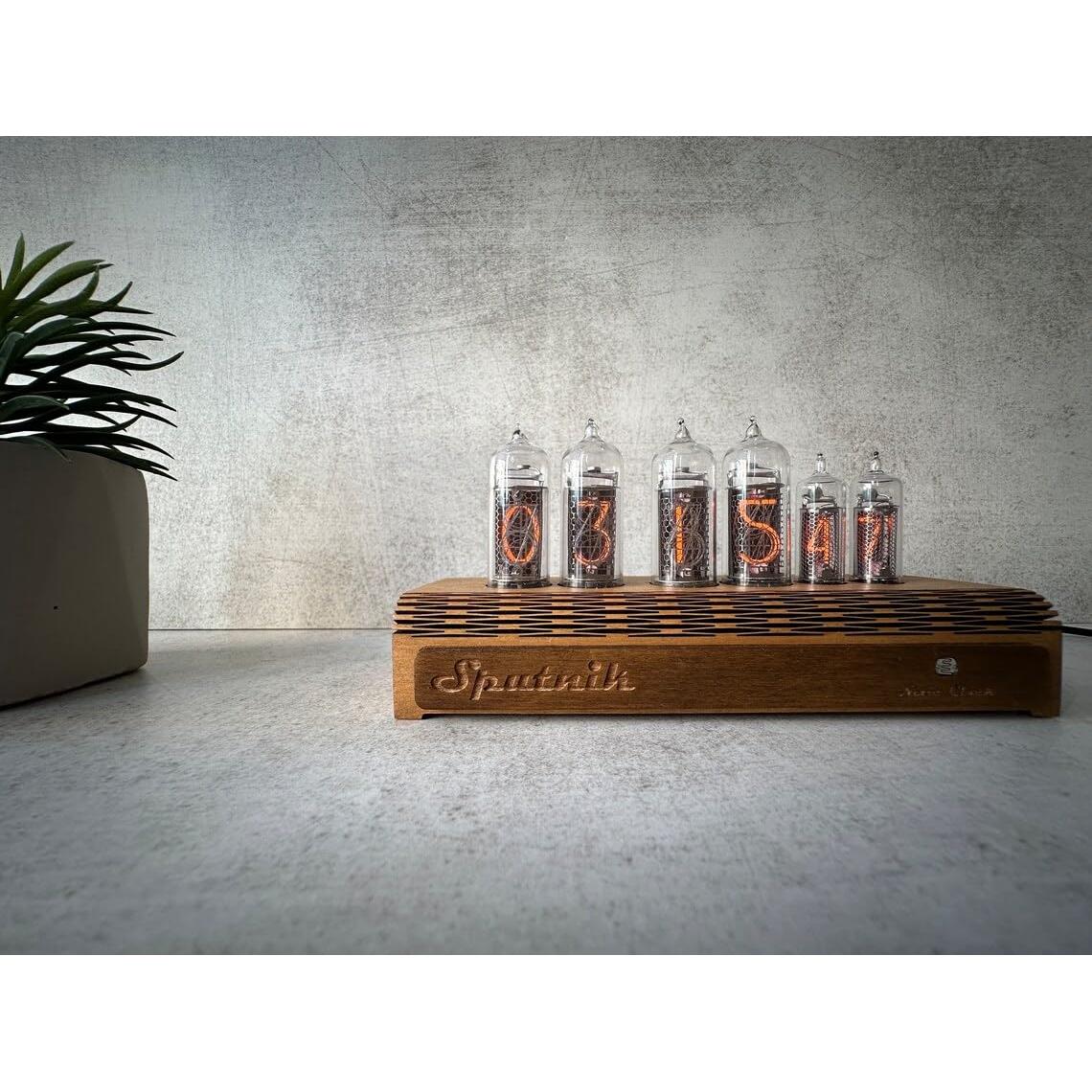 Reloj de escritorio Nixie IN-14 e IN-16 madera hecho a mano