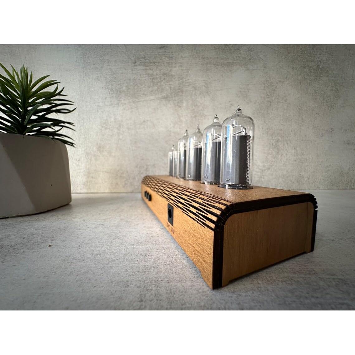 Reloj de escritorio Nixie IN-14 e IN-16 madera hecho a mano