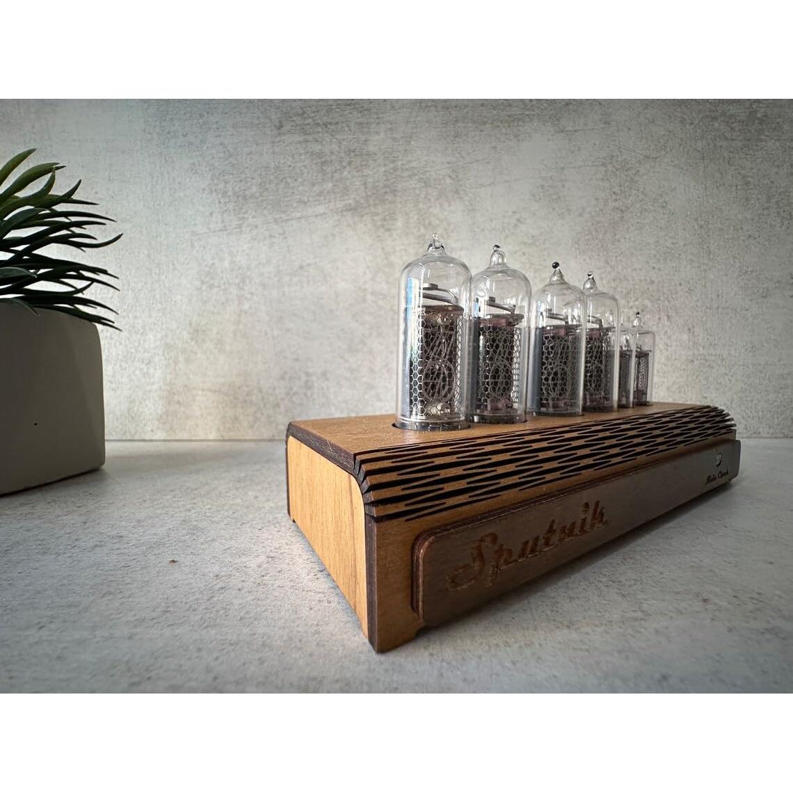 Reloj de escritorio Nixie IN-14 e IN-16 madera hecho a mano