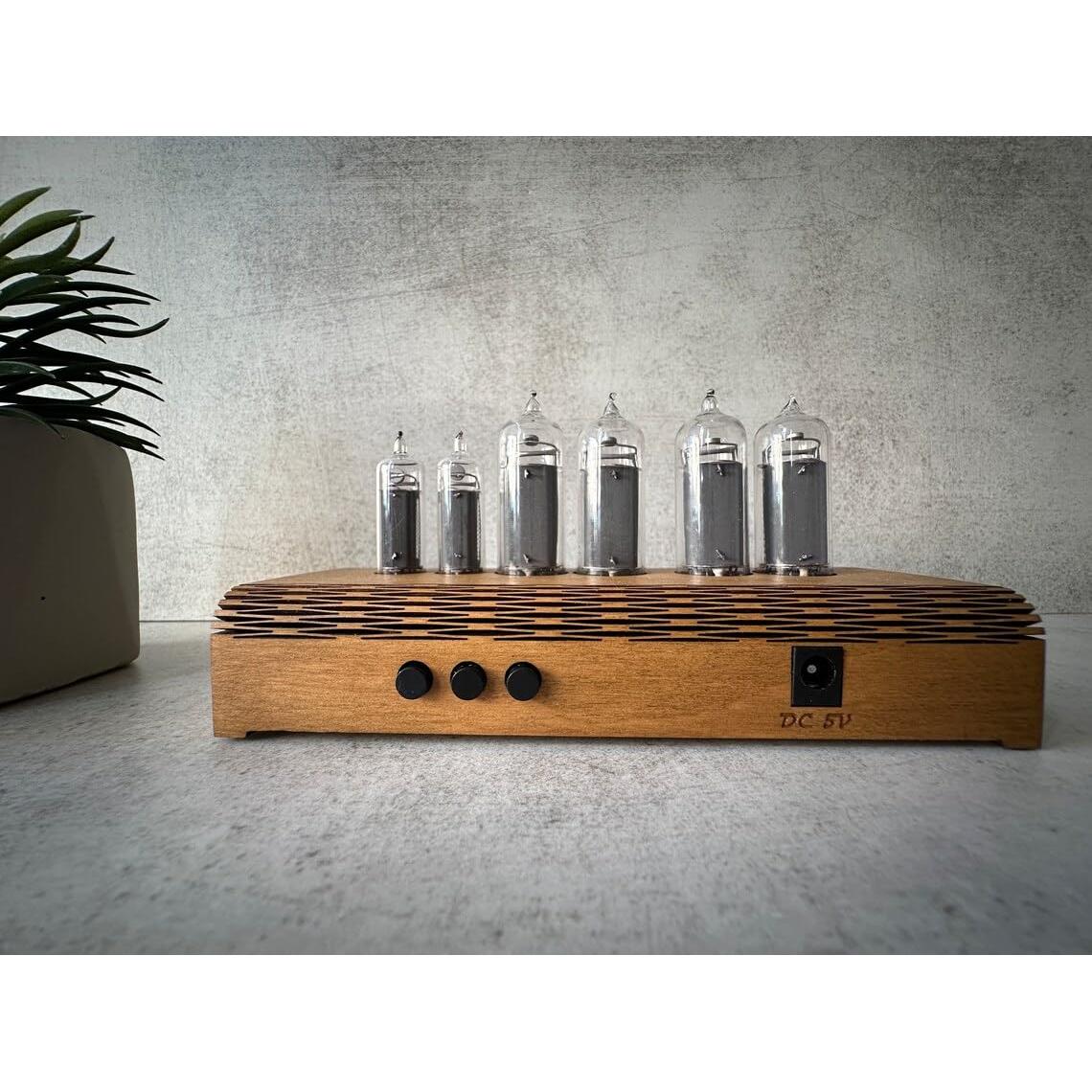 Reloj de escritorio Nixie IN-14 e IN-16 madera hecho a mano