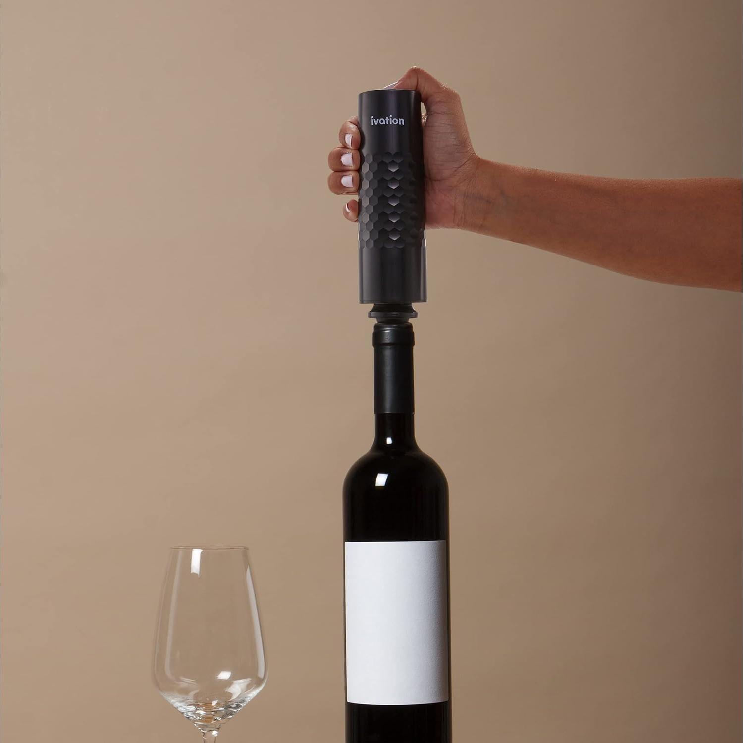 Bomba de Vino Recargable Ivation con 4 Tapones y Cargador USB
