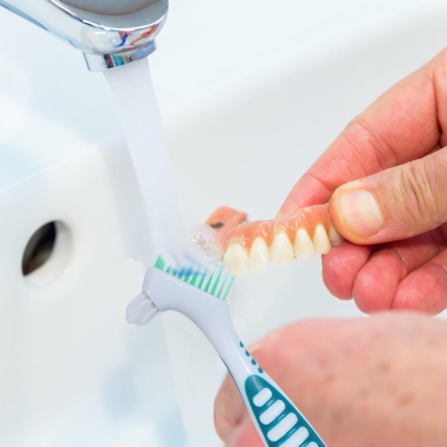 2 Cepillos de Dentadura NUTLET con Estuche Blanco 21x15cm