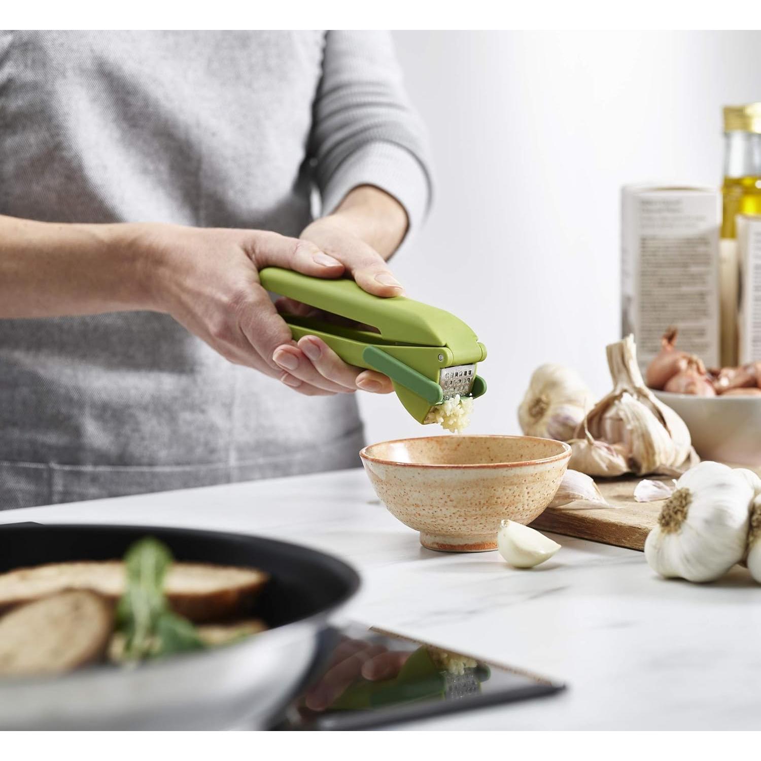 Prensa Ajo Joseph Joseph 20179 Verde con Cuchilla Limpiadora