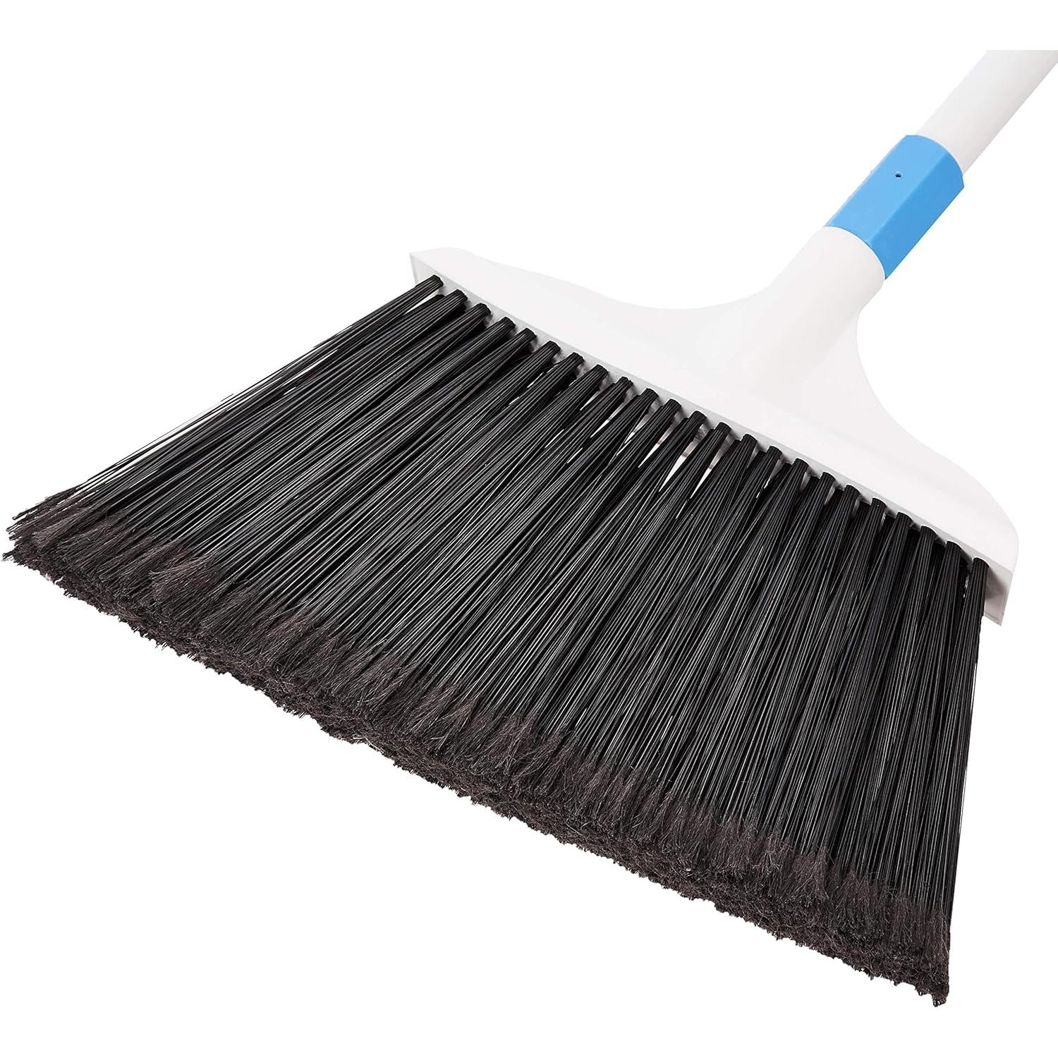 Escoba de Uso Pesado Amazon Basics Azul y Blanco 0.85 kg