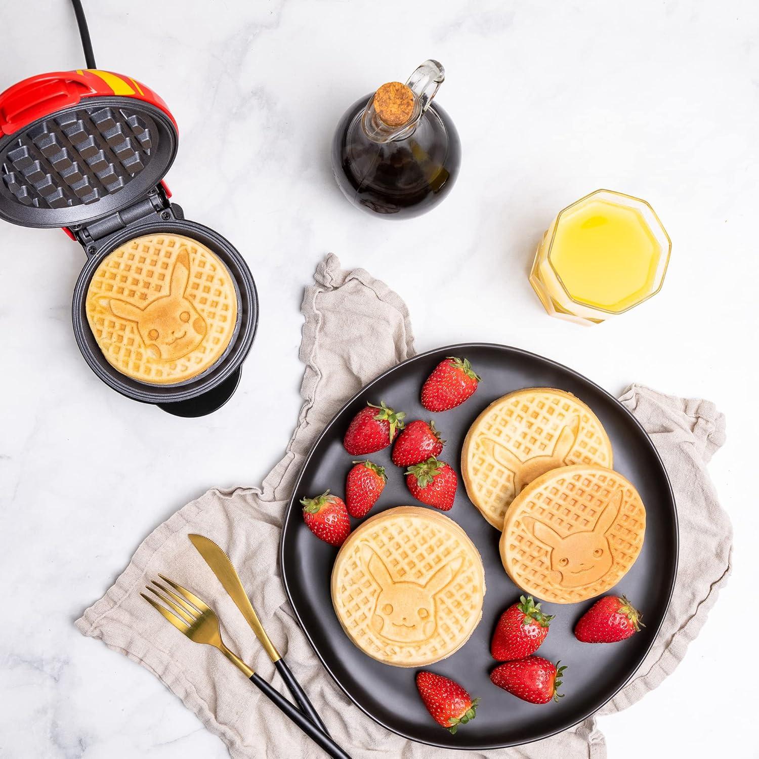 Mini Waffle Maker Pikachu Uncanny Brands - 650W Antiadherente