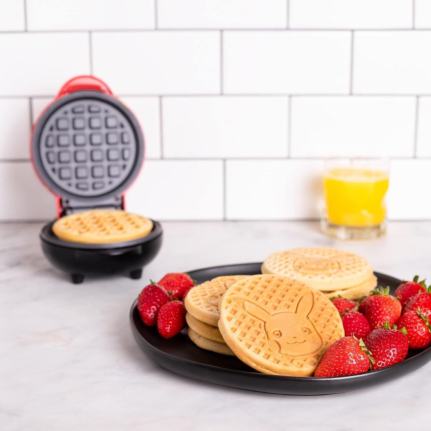 Mini Waffle Maker Pikachu Uncanny Brands - 650W Antiadherente