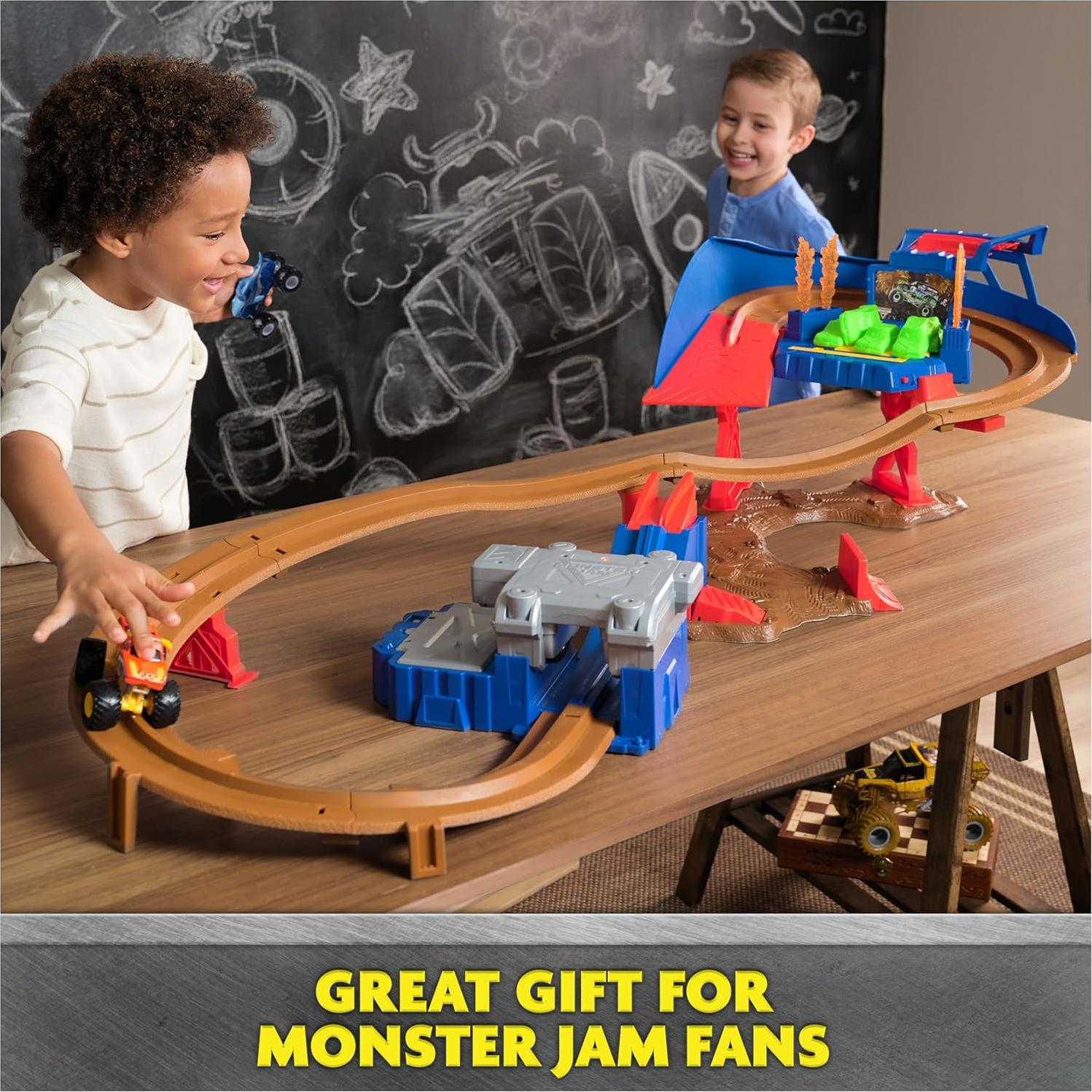 Set de Juego Monster Jam Supercharge Speedway con 2 Camiones