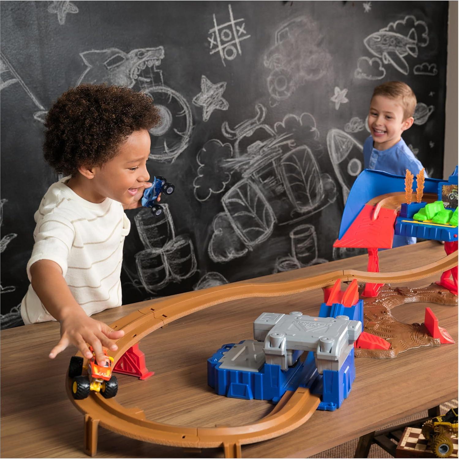 Set de Juego Monster Jam Supercharge Speedway con 2 Camiones