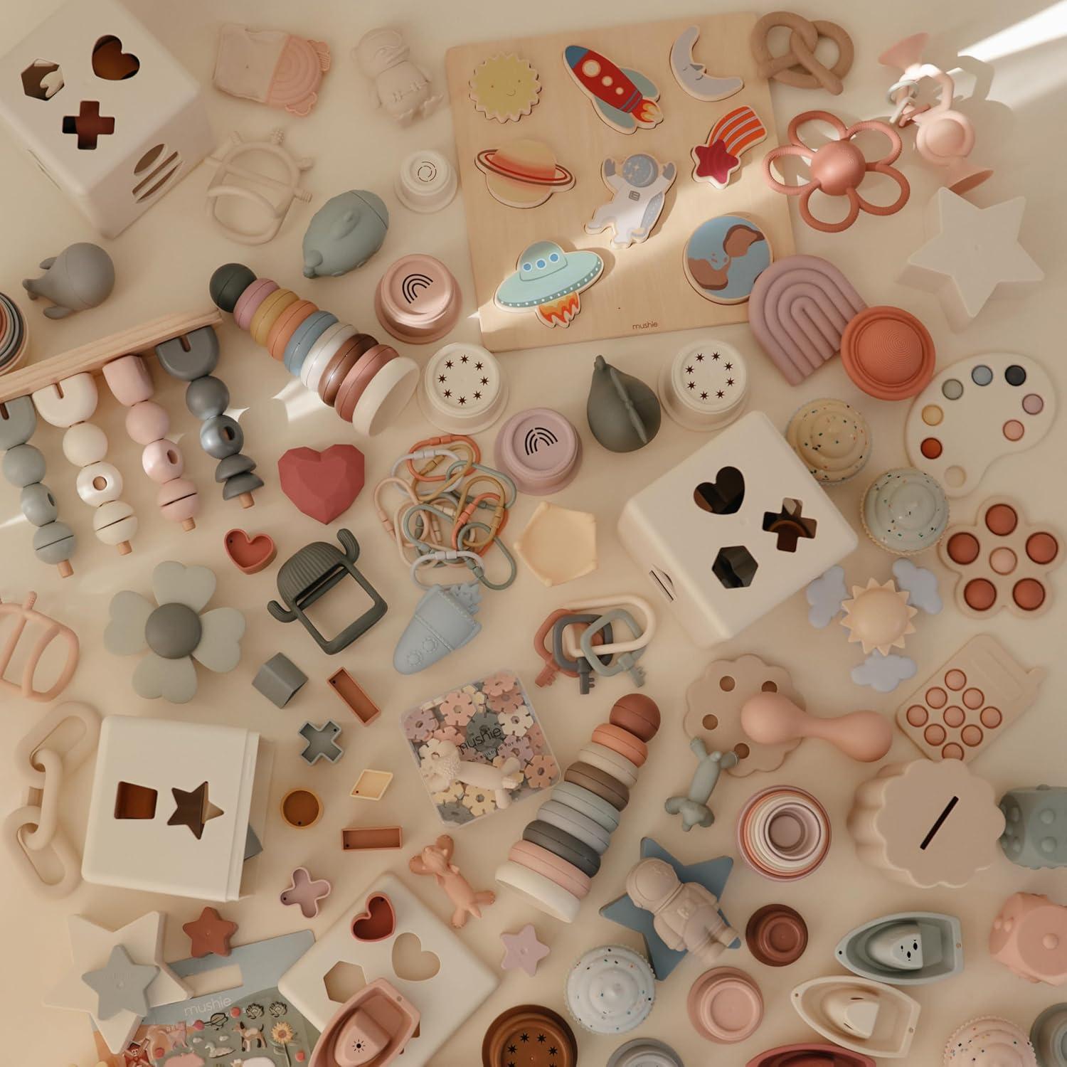 Juguete apilable Mushie anillos rústicos 10x8x9 cm