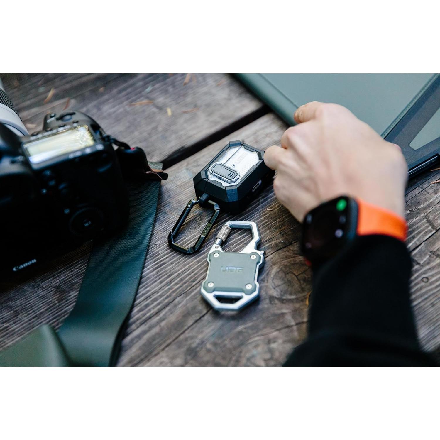 Estuche UAG Monarch para AirTag con abridor de botellas - Oliva Drab/Silver