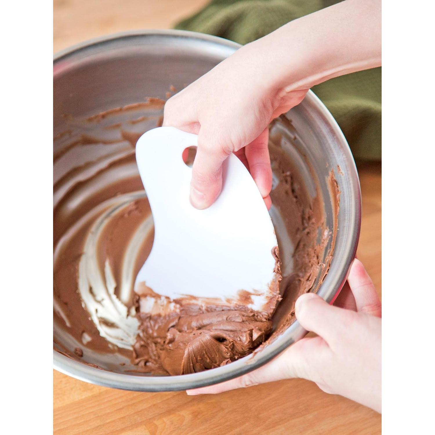 Raspador de Masa Curvado Fox Run, Plástico Blanco 29.5x10.2 cm