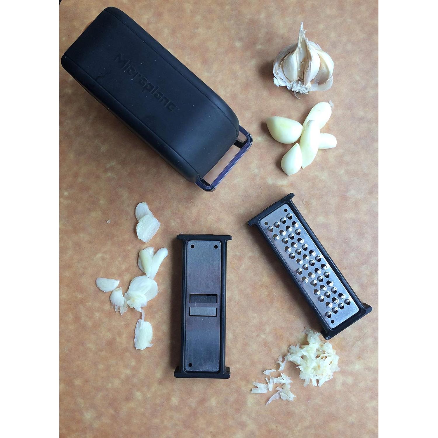 Juego Picador y Cortador de Ajo Microplane Negro