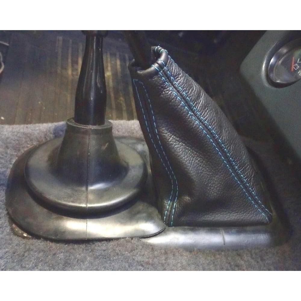 Funda de Cambio RedlineGoods para Toyota Hilux 1981-83 - Cuero Italiano Negro con Hilo Azul