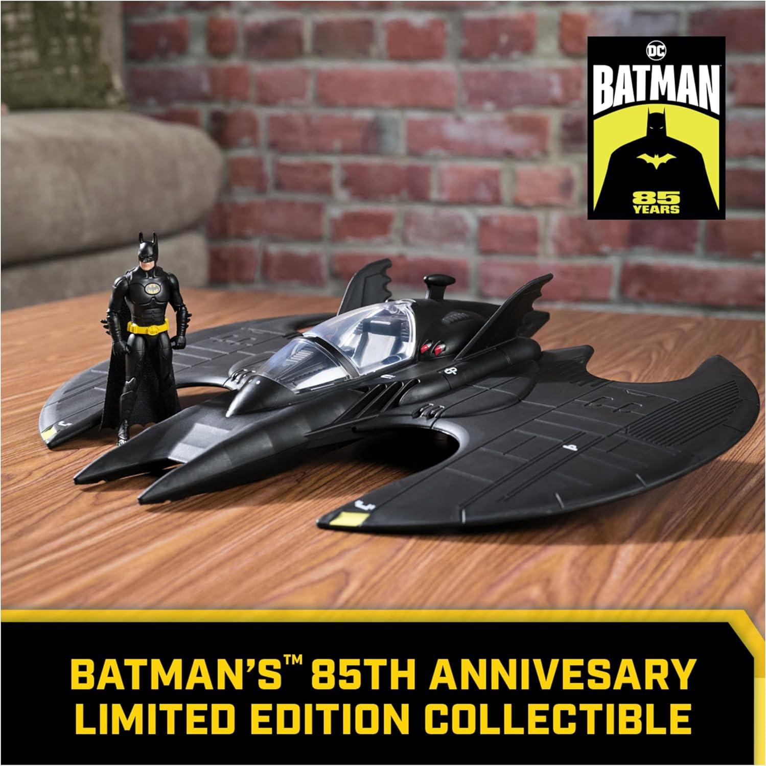 Conjunto Batwing y figura Batman 4" Spin Master - Edición 85 Aniversario