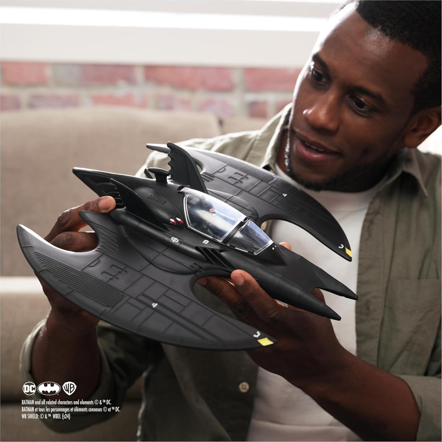 Conjunto Batwing y figura Batman 4" Spin Master - Edición 85 Aniversario