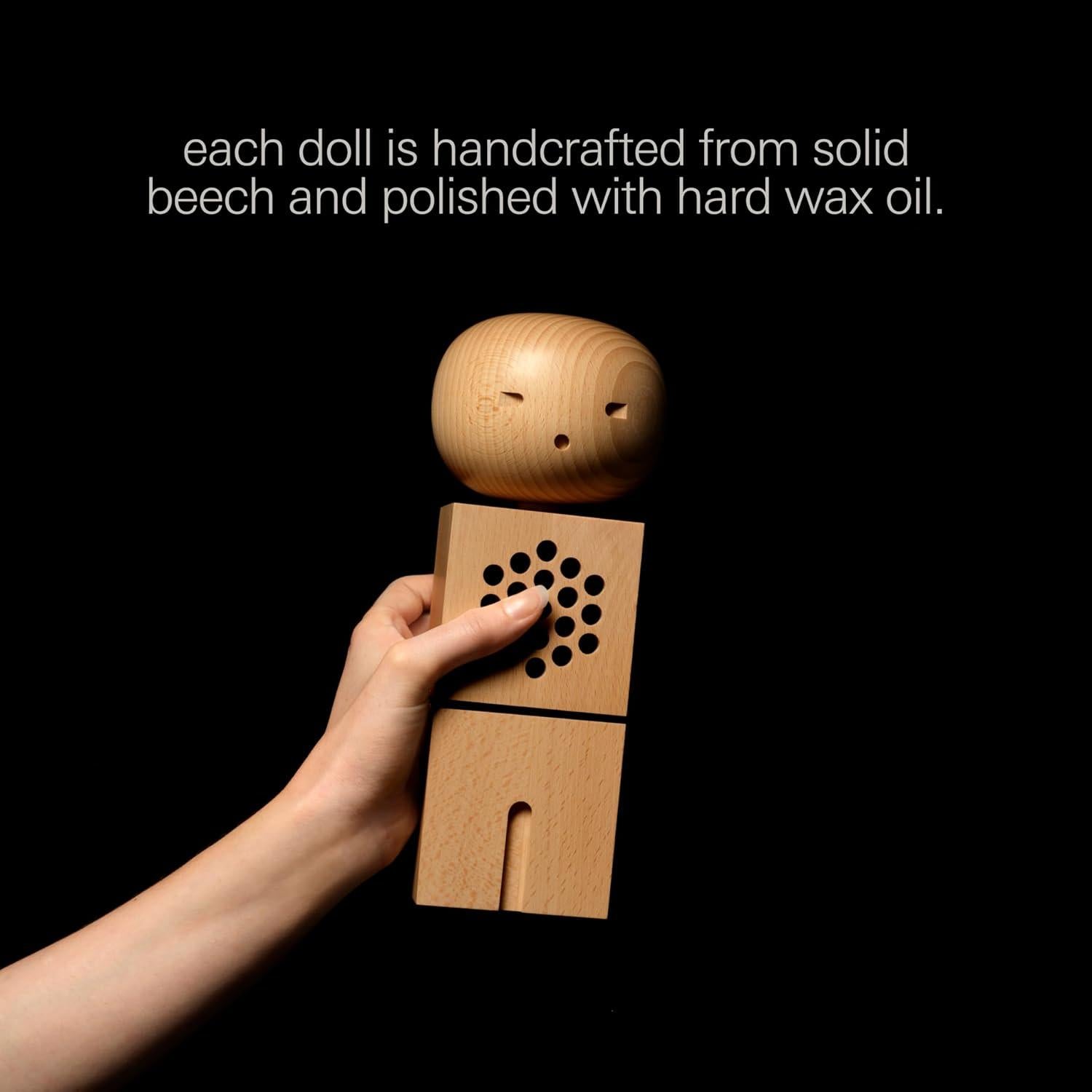 Muñeca de coro Teenage Engineering Miki con altavoz interno