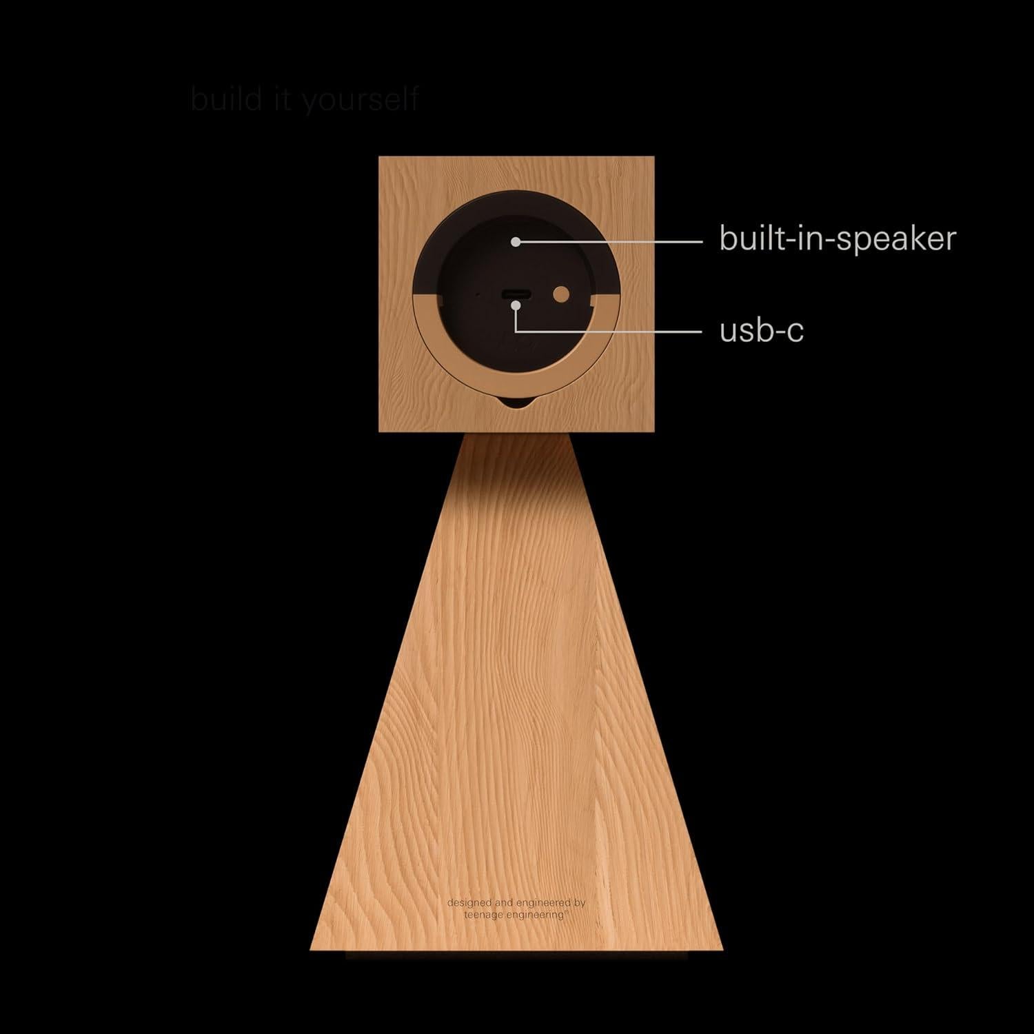 Muñeca de coro Teenage Engineering Miki con altavoz interno