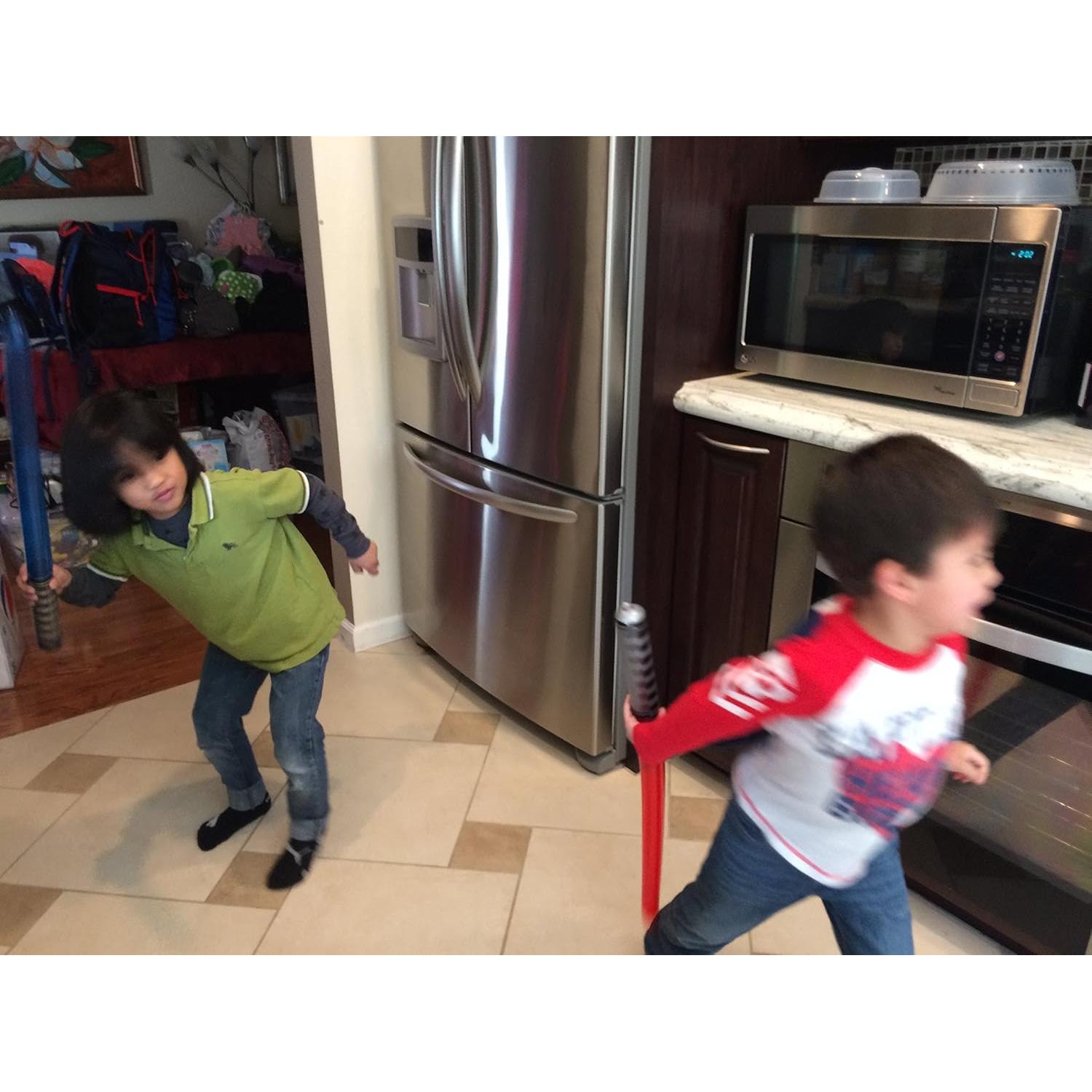 Paquete de 4 Espadas Inflables Rojas y Azules - Juguetes de Luz