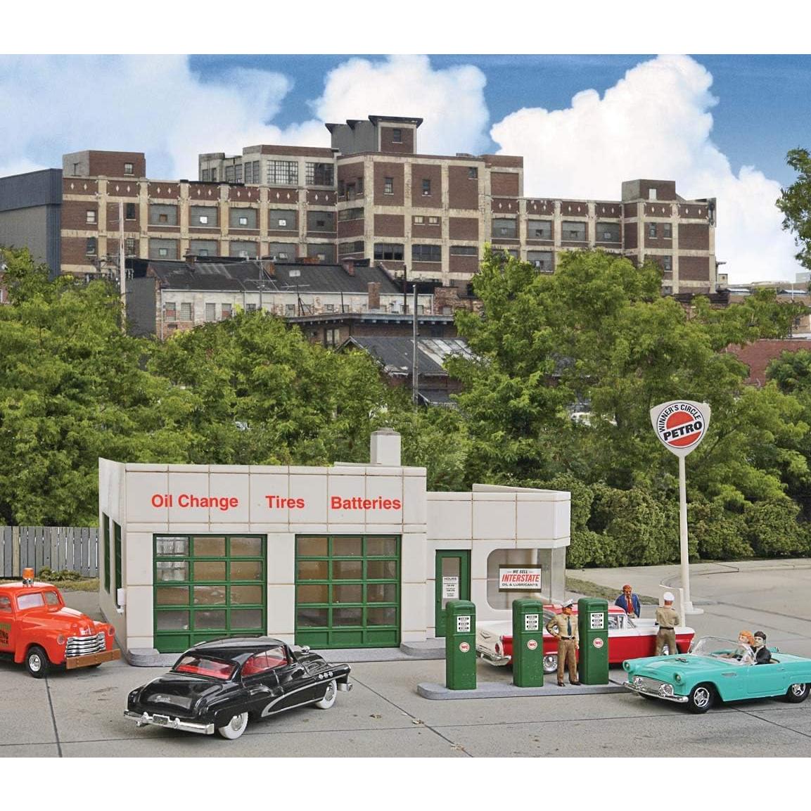 Gasolinera Walthers HO 933-3479 con 3 bombas y letreros