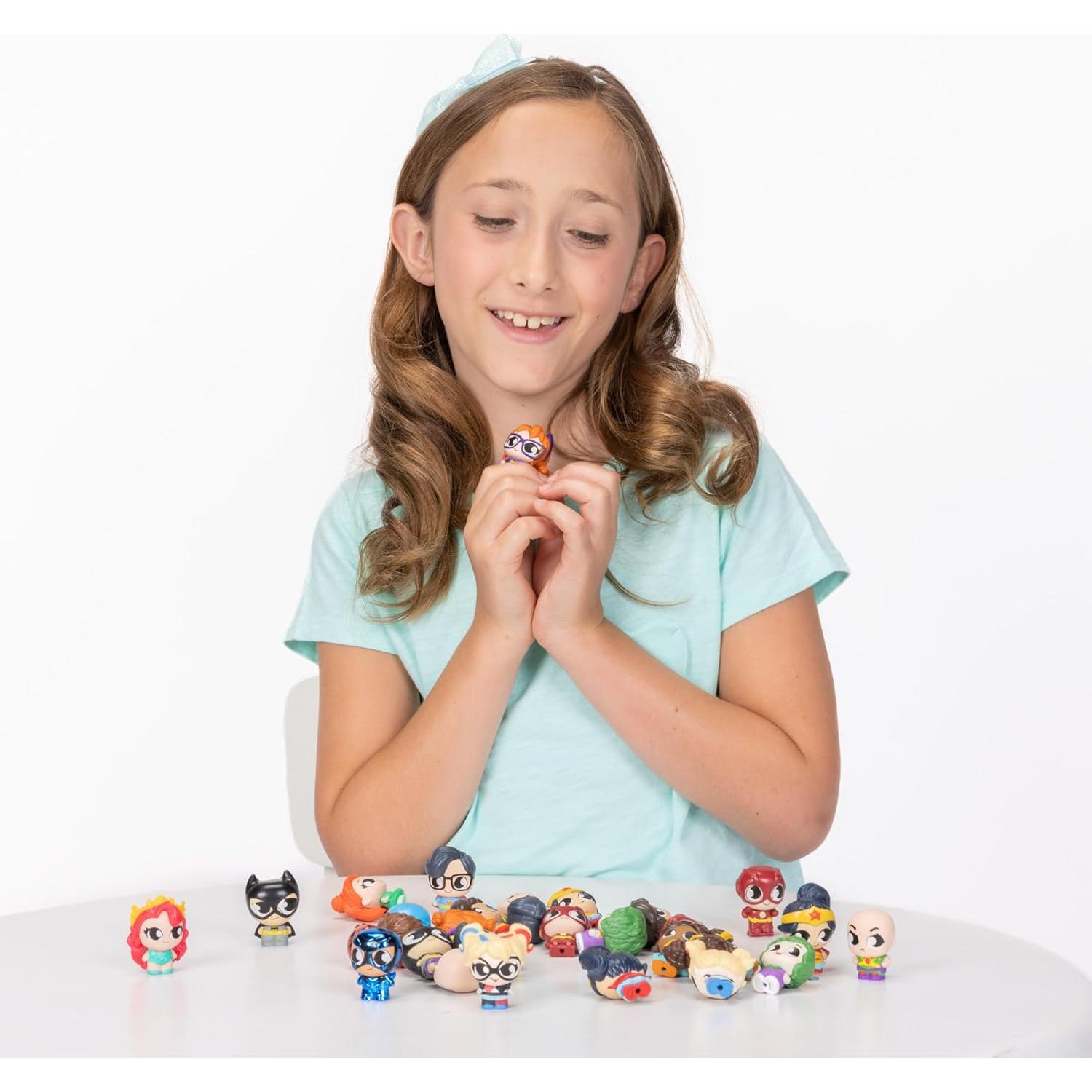 Paquete de 12 Figuras Coleccionables DC Minis Micro Jakks