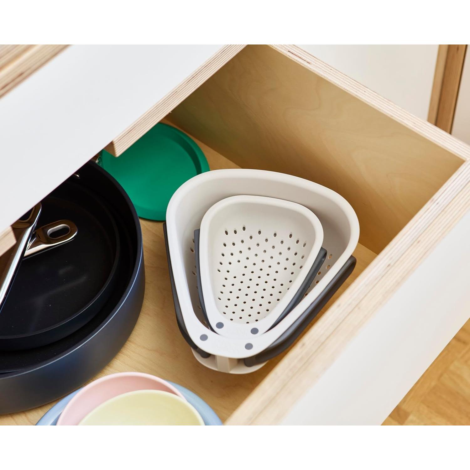 Colador Compacto Joseph Joseph Droplet con Mangos Plegables