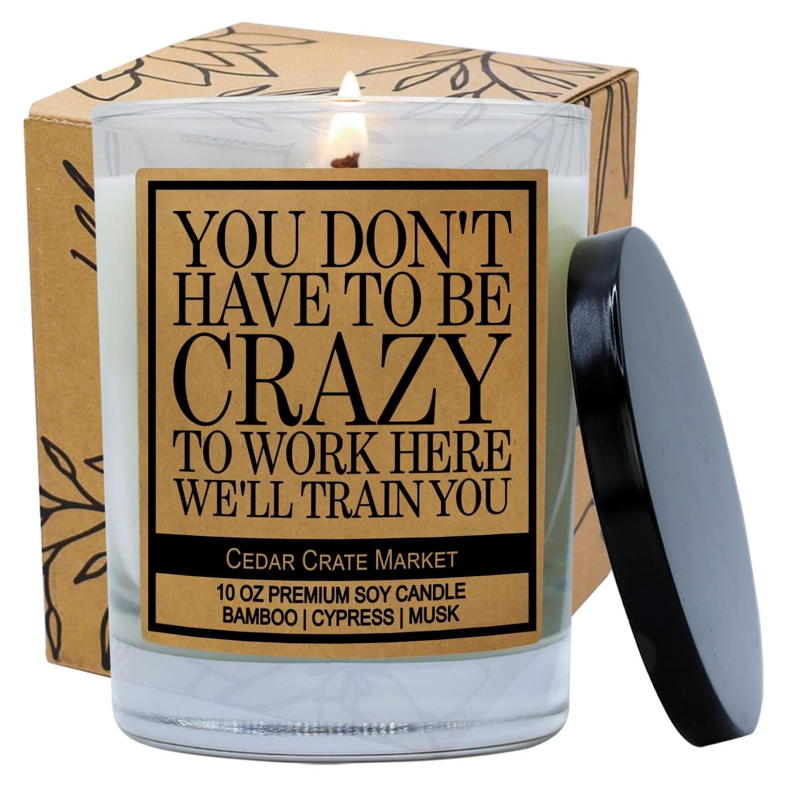 Vela Aromática Cedar Crate Market 10 Oz Hecha a Mano - Regalo Divertido