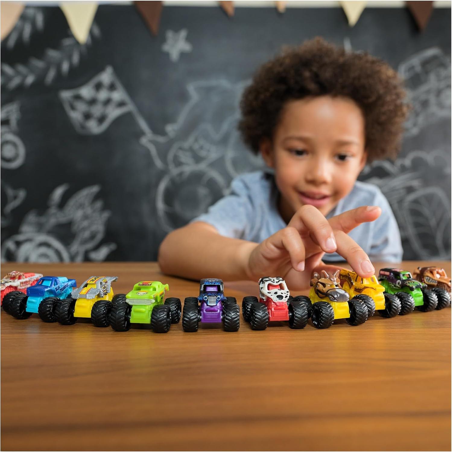 Playset Monster Jam Earthshaker Boneyard Blaster con 10 Mini Camiones