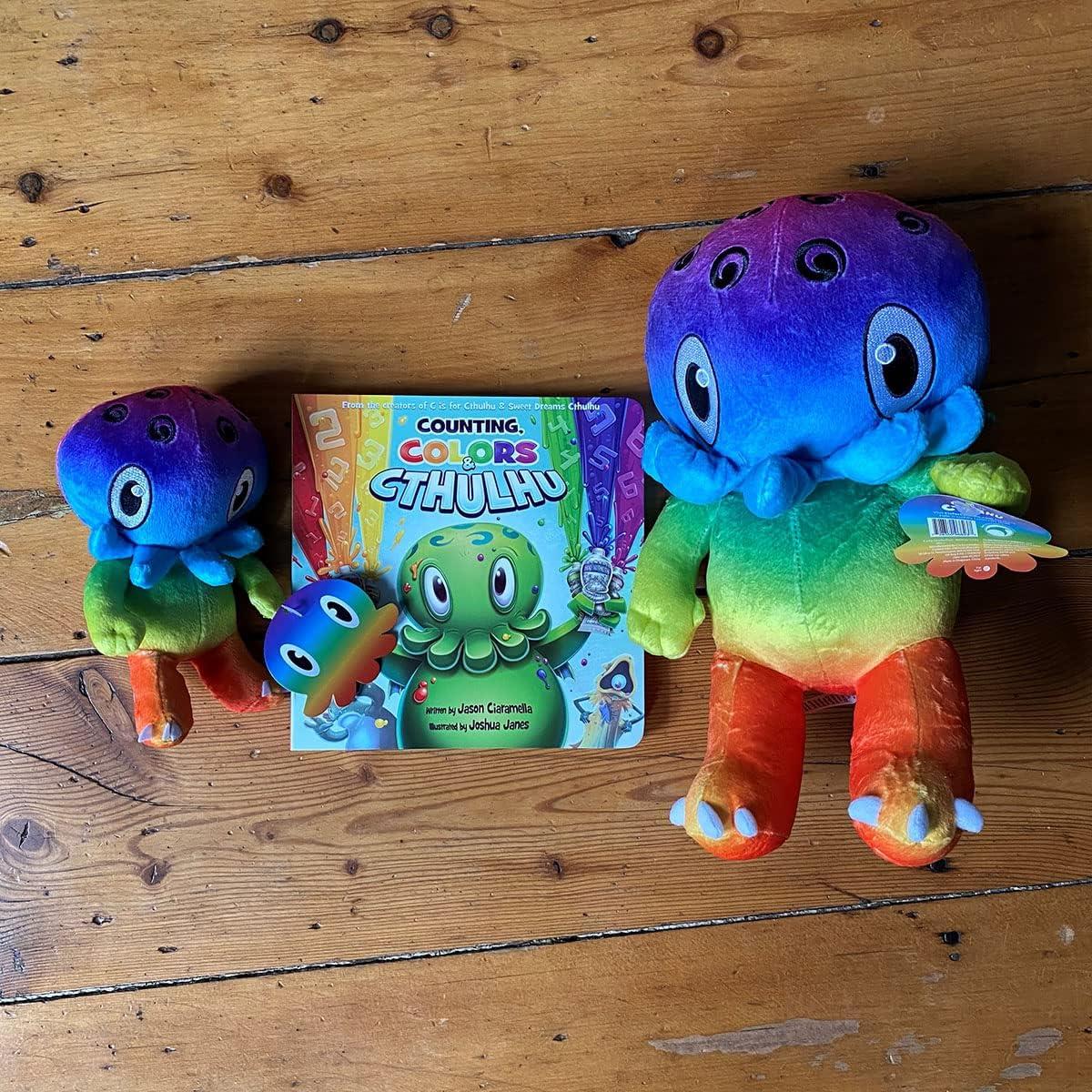 C es para Cthulhu Libro y Peluche Arcoíris 30,48 cm