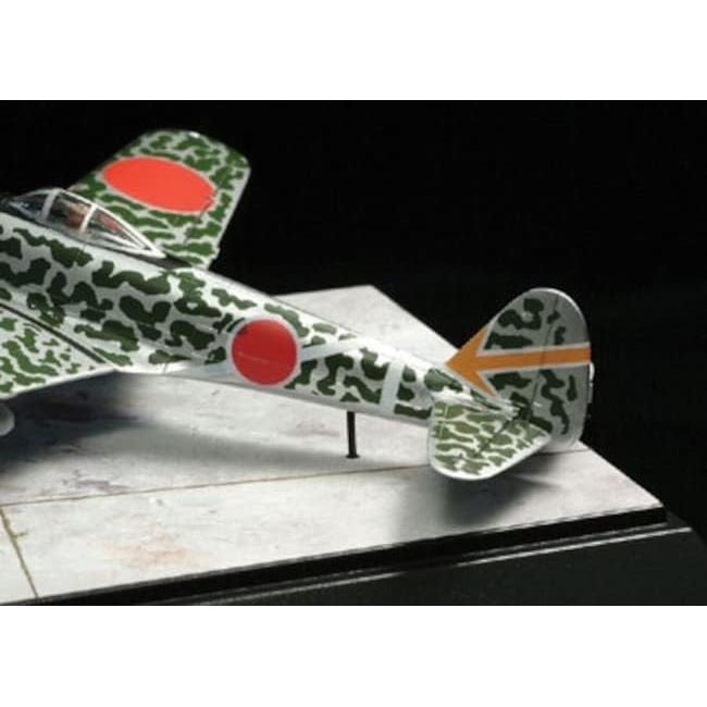 Modelo Doyusha TX3-1800 1/100 Militar con Motor