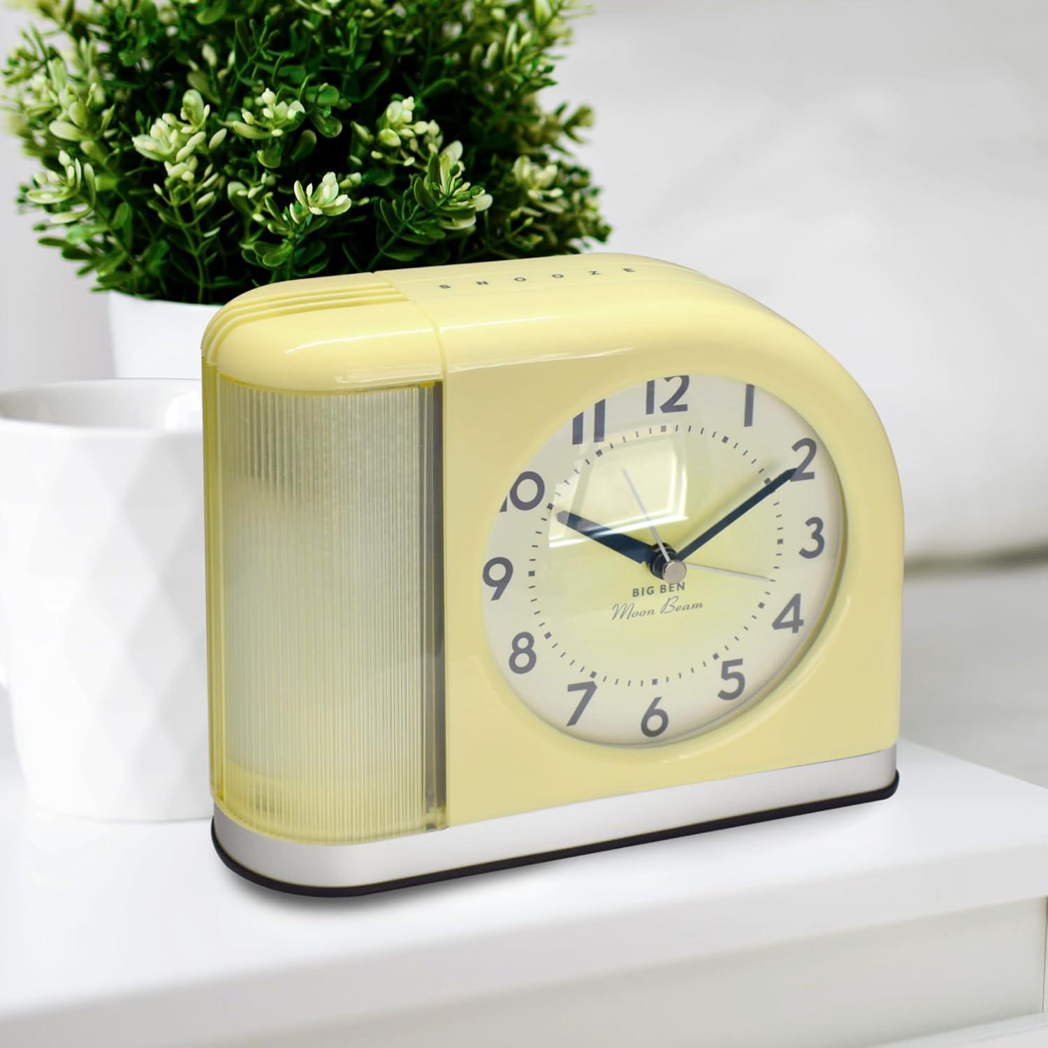 Reloj Despertador Analógico Westclox 44000Y Amarillo con USB